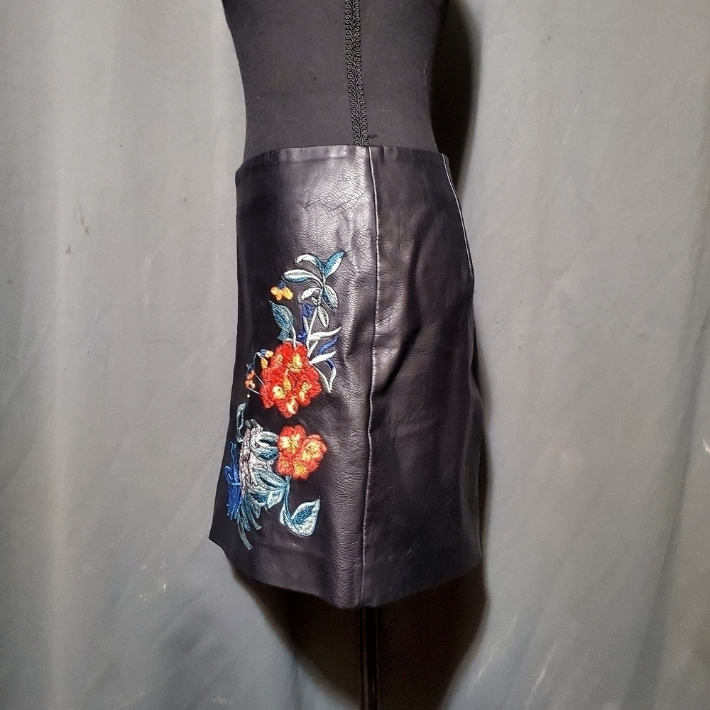 Guess Black Faux Leather Embroidered Floral Skirt Size 6 - Picture 2 of 9